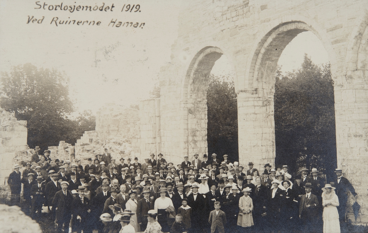 Postkort, Hamar, Domkirkeruinen på Domkirkeodden, stor gruppe mennesker, deltakere på "Storlosjemøtet" i 1919,