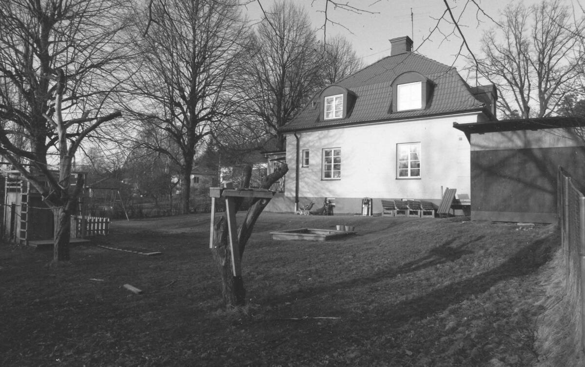 Före detta lärarbostaden - uppförd 1919 - tillhörande Älta skola med nuvarande adress Ältavägen 183 -185. Byggnaden blev senare vaktmästarbostad. Foto 1992.