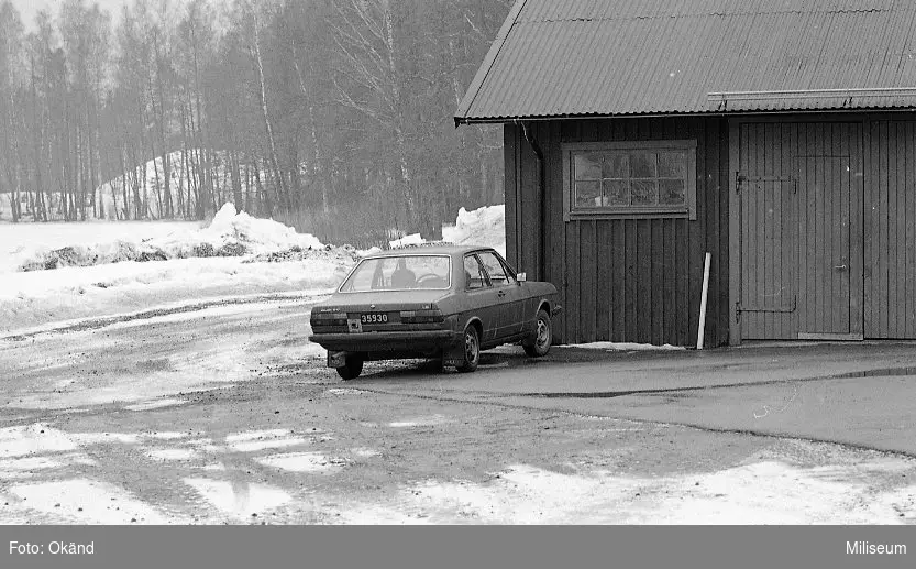 Personbil Audi framför förråd, Ing 2.