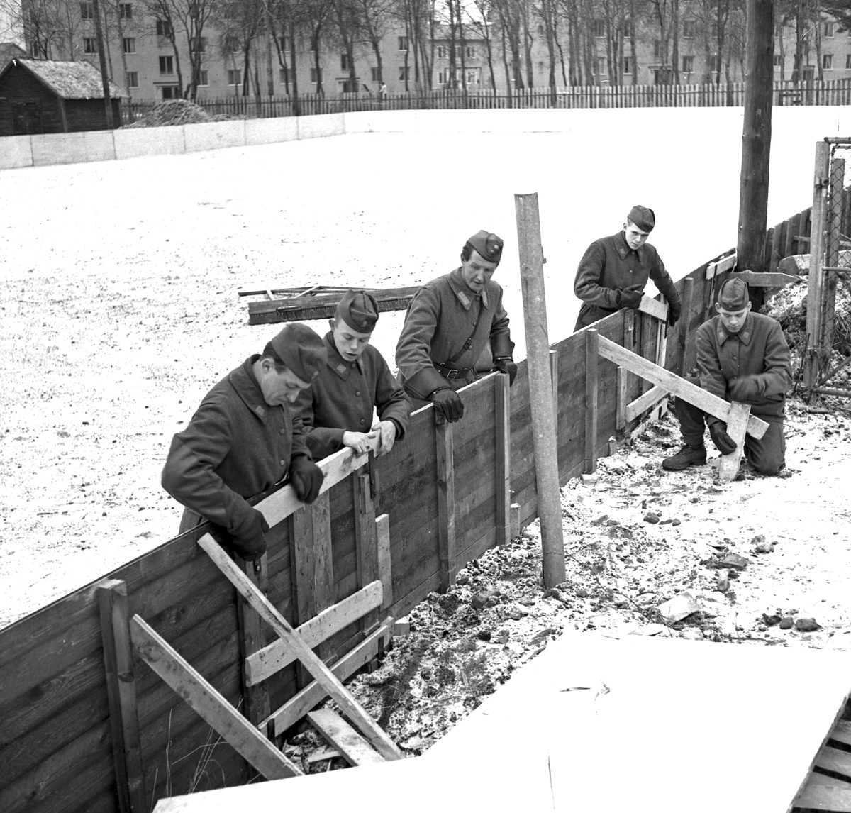 Fem soldater från Hälsinge regemente (I14) fixar staket