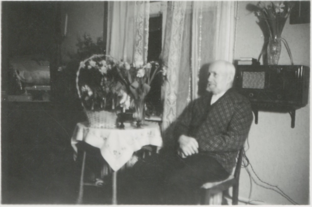 Johan Gustafsson (1867 - 1956) uppvaktas i hemmet, Kållered Stom 1:3 "Nygård", okänt årtal.