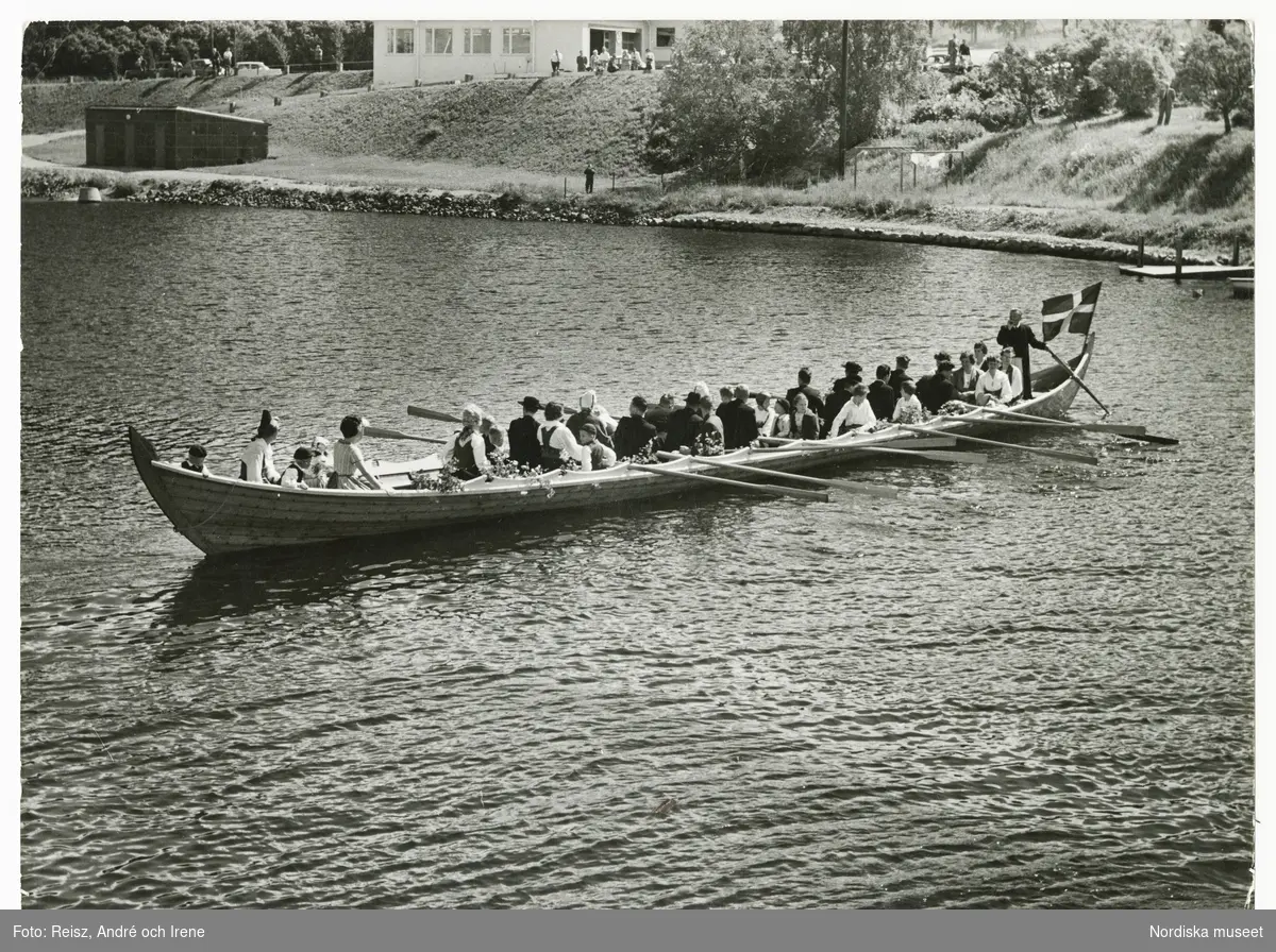 Dalarna. Kyrkbåt på Siljan vid Rättvik på väg till kyrkan för Midsommargudstjänst.