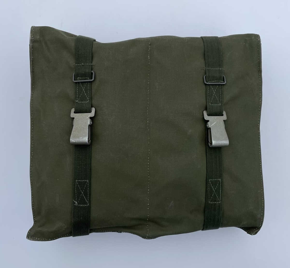 Förbandsväska 6 med förbandssats 4 (förbandssats för hemvärn). Väskan är tillverkad av grön kanvas och har ett större och två mindre innerfack.
Innehållet är komplett enligt satslista från 1965 och består av:
Fyra Förbandspaket 2
Sex Första förband
En aluminiumask (10x7x2,5 cm) med en tvål (40g)
Två paket bomull, 50 g
Tre bomullstygbindor (gröna)
En gummibinda (orange)
Ett paket fetvadd, 250 g
En rulle häftplåster 5m x 2,5 cm i en rund plåtask
Tre förbandsdukar trekantig (aven kallad mitella, i grönt tyg)
Ett fodral F11 i grönt tyg med en nagelborste
Ett fodral F25 i grönt vaxdukliknande material med en handduk
Fem pappersbägare
En Besticksats A (sjukvård, mindre, M8280-0036010) som förutom bindtyget (dvs fodralet) innehåller en febertermometer (i skyddshylsa), en operationssax (rak 15 cm) och en pincett (anatomisk 15 cm med tvär spets).
Ett fodral F25 i grönt vaxdukliknande material med en Skrivmaterielsats 1 (M8301-264010 enligt satslista 1972). Den innehåller ett linjerat block A6, en linjerad anteckningsbok A6, en blyertspenna, en blå och en röd penna, ett radergummi, en raderkniv och en förpackning med karbonpapper. (Lägg märke till att Skrivmaterielsats 1 inte finns med på de foton som visar innehållet i Förbandsväska 6, utan bara på en egen bild.)

I satslistan för Förbandssats 4 ingår också läkemedel, i det här fallet två förpackningar med sex sedacefenttabletter vardera, men de saknas. Läkemedel förvarades separat och fanns inte i förbandssatserna när de låg i mobiliseringsförråd.

Förutom det som finns upptaget i satslistan för Förbandssats 4 så finns i väskan också en axelrem i textil och två textilremmar som är ca 90 cm långa. Dessutom finns ett häfte ”Minnesregler för sjukvårdare”.