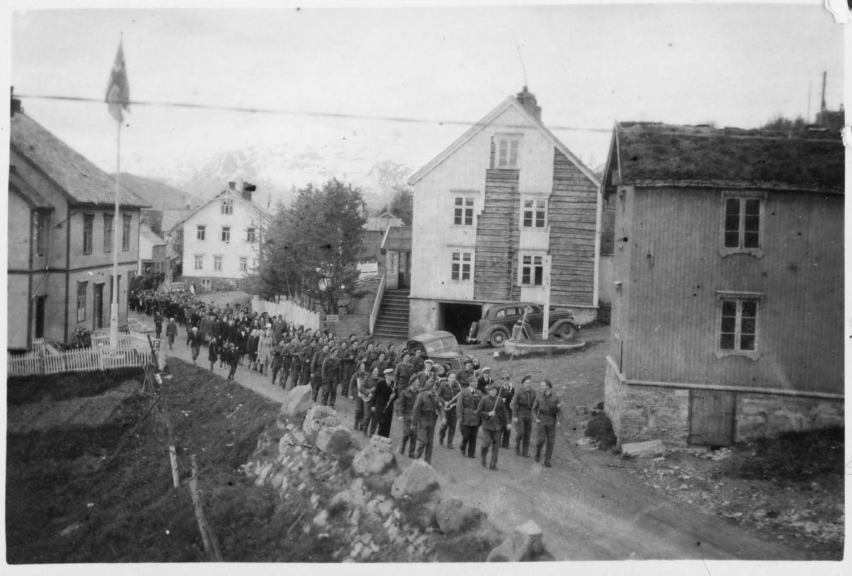 17. maitog på Sjøvegan i Salangen. Et hus er under restaurering midt i bildet.