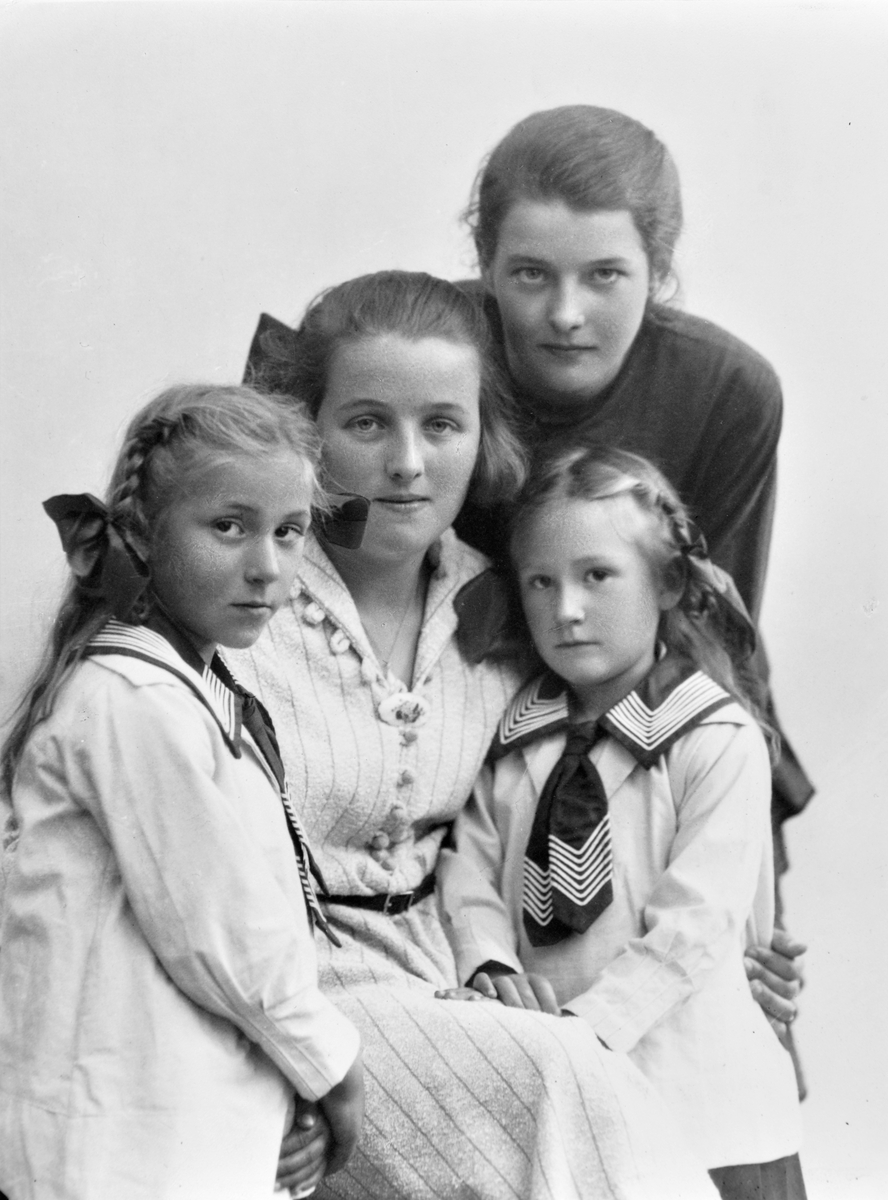 Svanhild og Rakel Schrøder og to jenter
