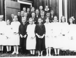 Konfirmasjon, gruppebilde på trappen til Fillan Kirke, 1926