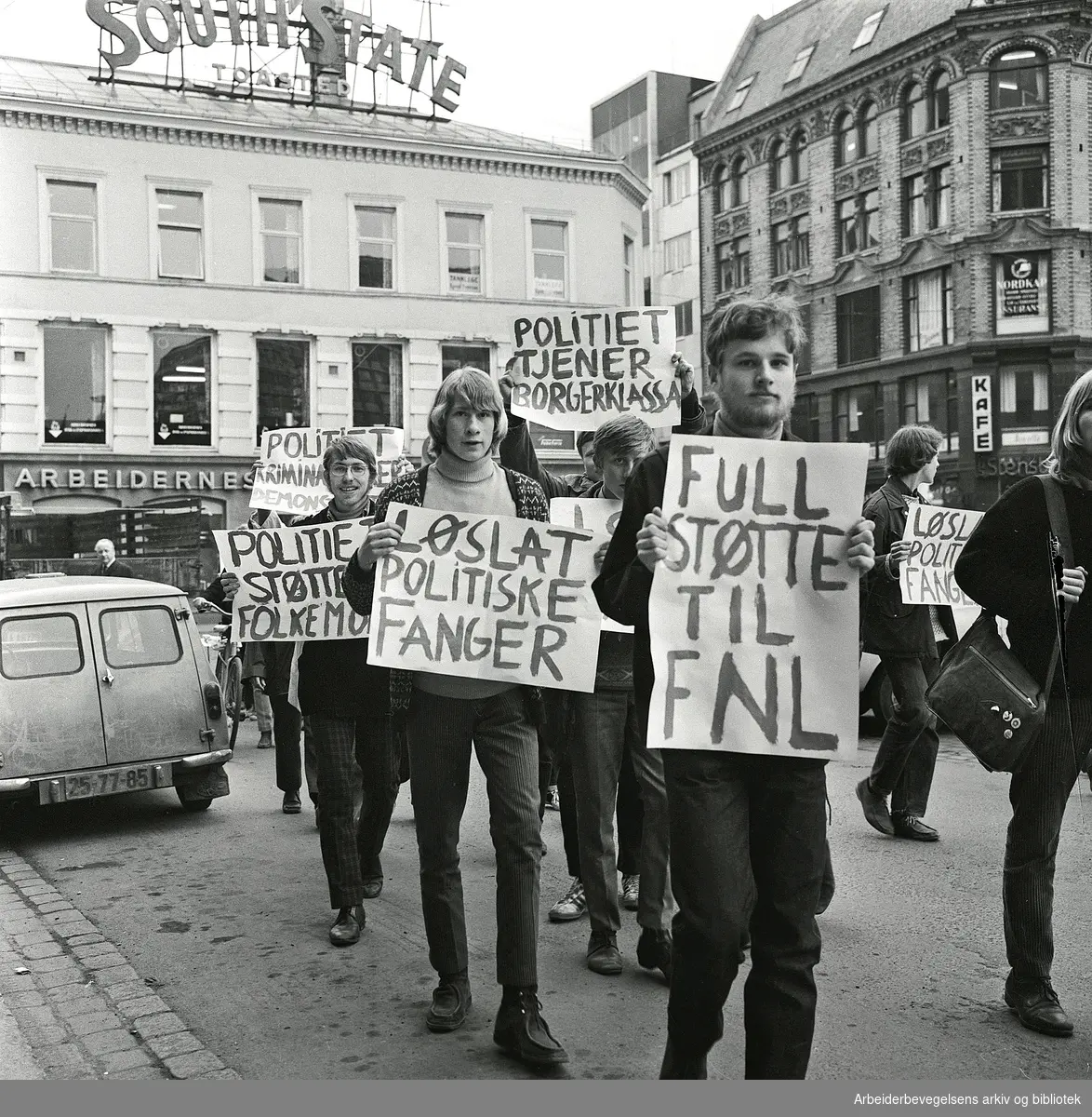 Vietnam-demonstrasjon i Oslo. "Full støtte til FNL", "Politiet tjener storkapitalen" og "Løslat politiske fanger". April 1968