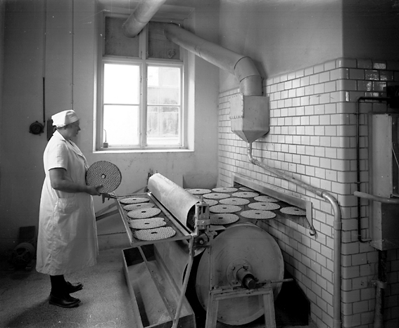 Karlstads Spisbrödsfabrik, senare KF:s bageri, på Långgatan 31-33 i kvarteret Höder. Bilden tagen 1935 samma år som KF tog över verksamheten.