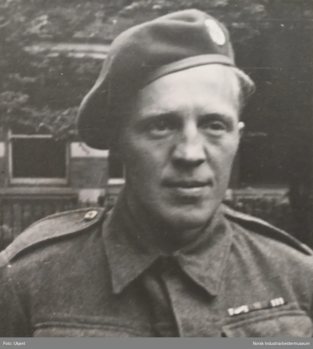 Portrett Birger Strømsheim. Kledd i Britisk battle uniform med beret. Uniformsmerker over venstre brystlomme.