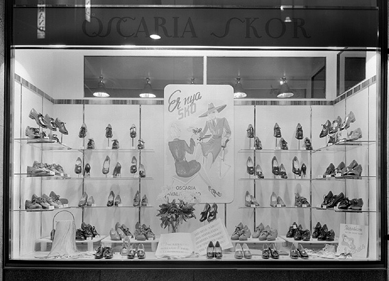 Skor, samt reklam i skyltfönster tillhörande Oscaria.