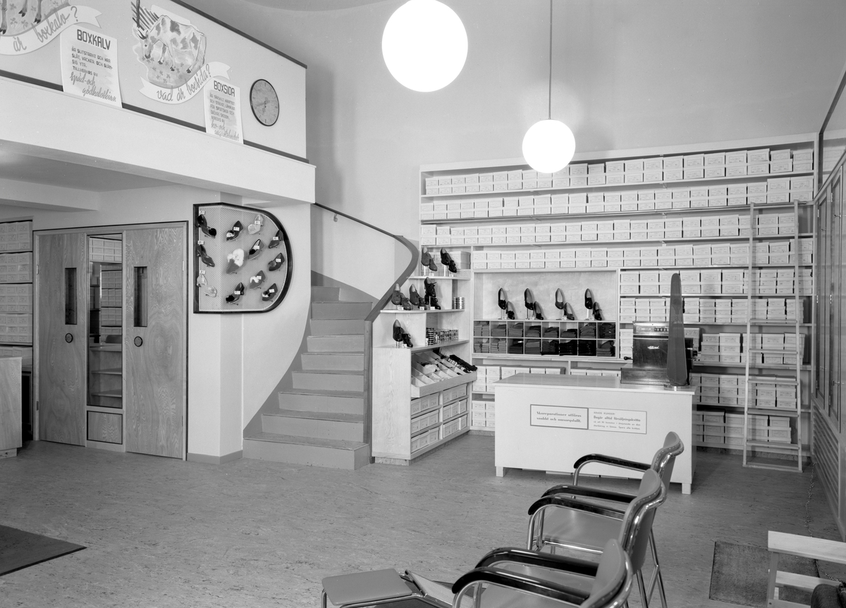 Skofabriken Oscaria från Örebro öppnar butik i Göteborgs-bankens nya hus i hörnet Drottninggatan–Västra Torggatan 1941.