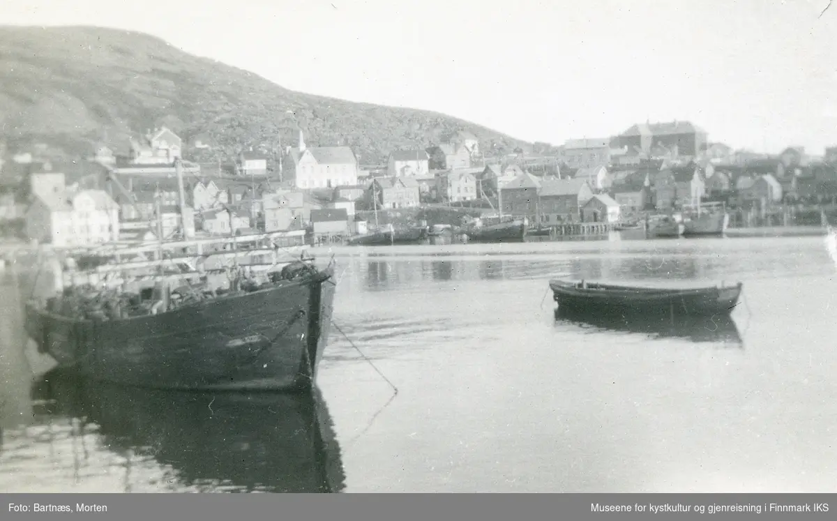 Honningsvåg. Indre havn med fiskebåter. I bakgrunnen deler av bebyggelsen. 1930-årene.