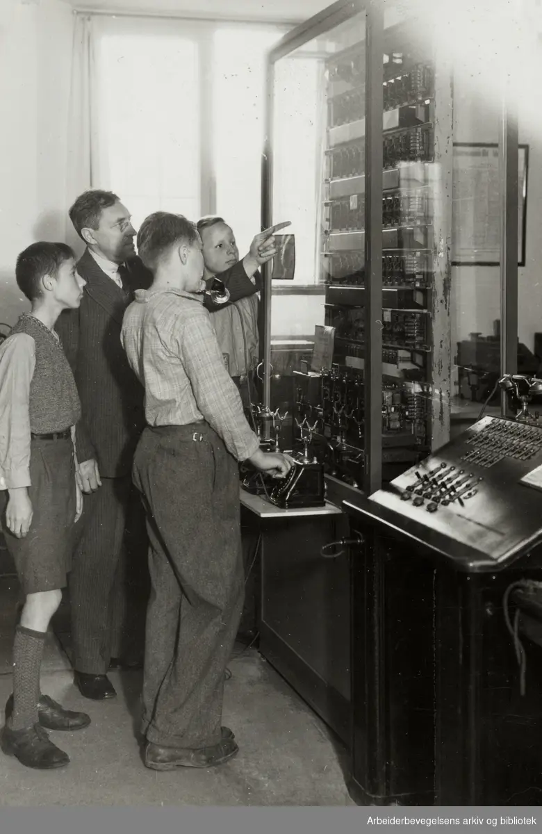 Bygdøy, Norsk Teknisk museum. Demonstrasjon av den første helautomatiske telefonsentral, som enda er i drift. 1939 - 1949.