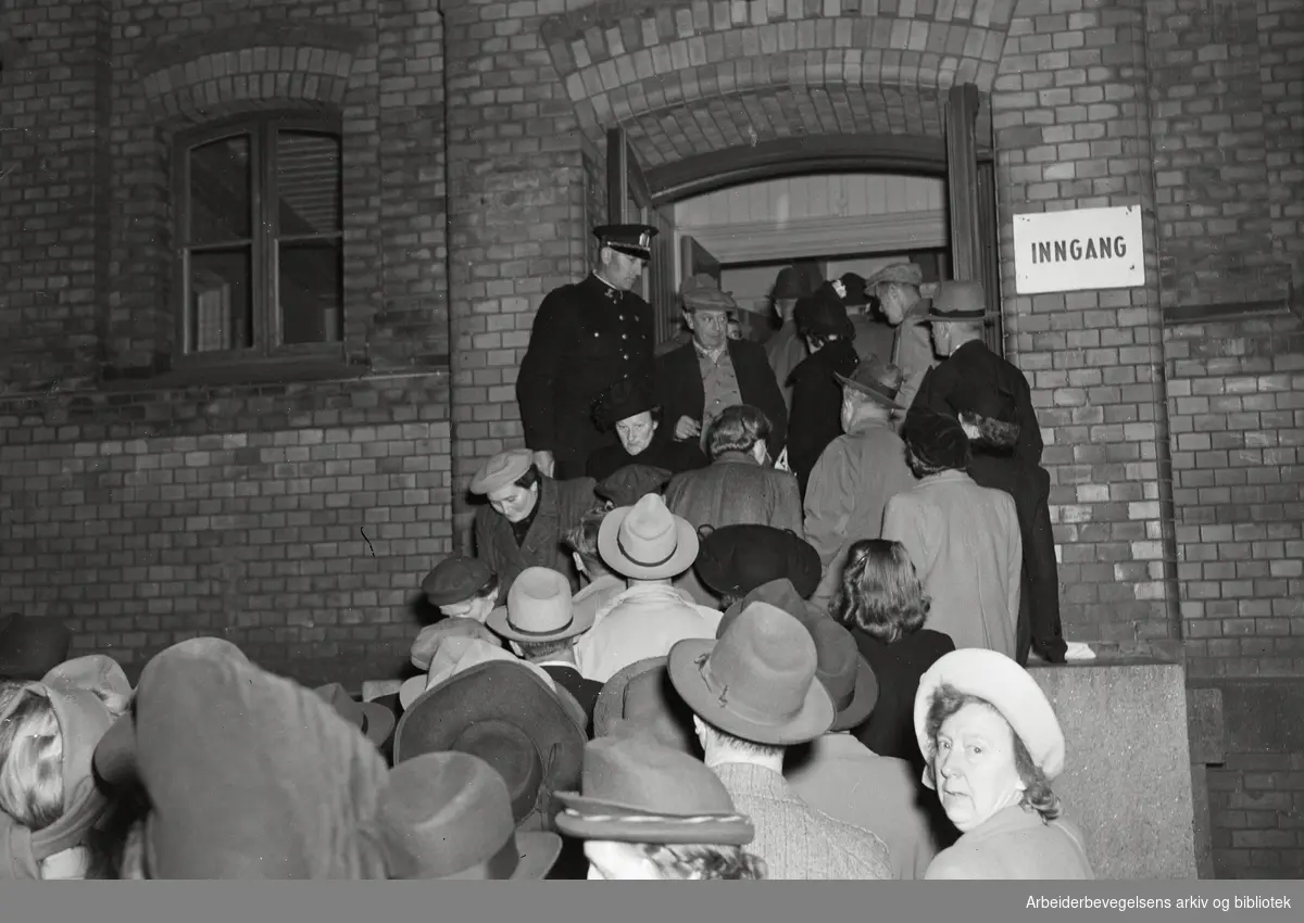 Stortingsvalget 1949. Trengsel utenfor valglokalet på Vahl skole.