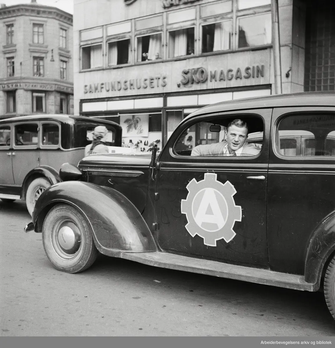 Stortingsvalget 1949. Bil med Arbeiderparti-emblem. Udatert. Arbeidersamfunnets plass