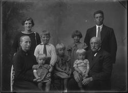 Portrettfoto av familie i tre generasjoner