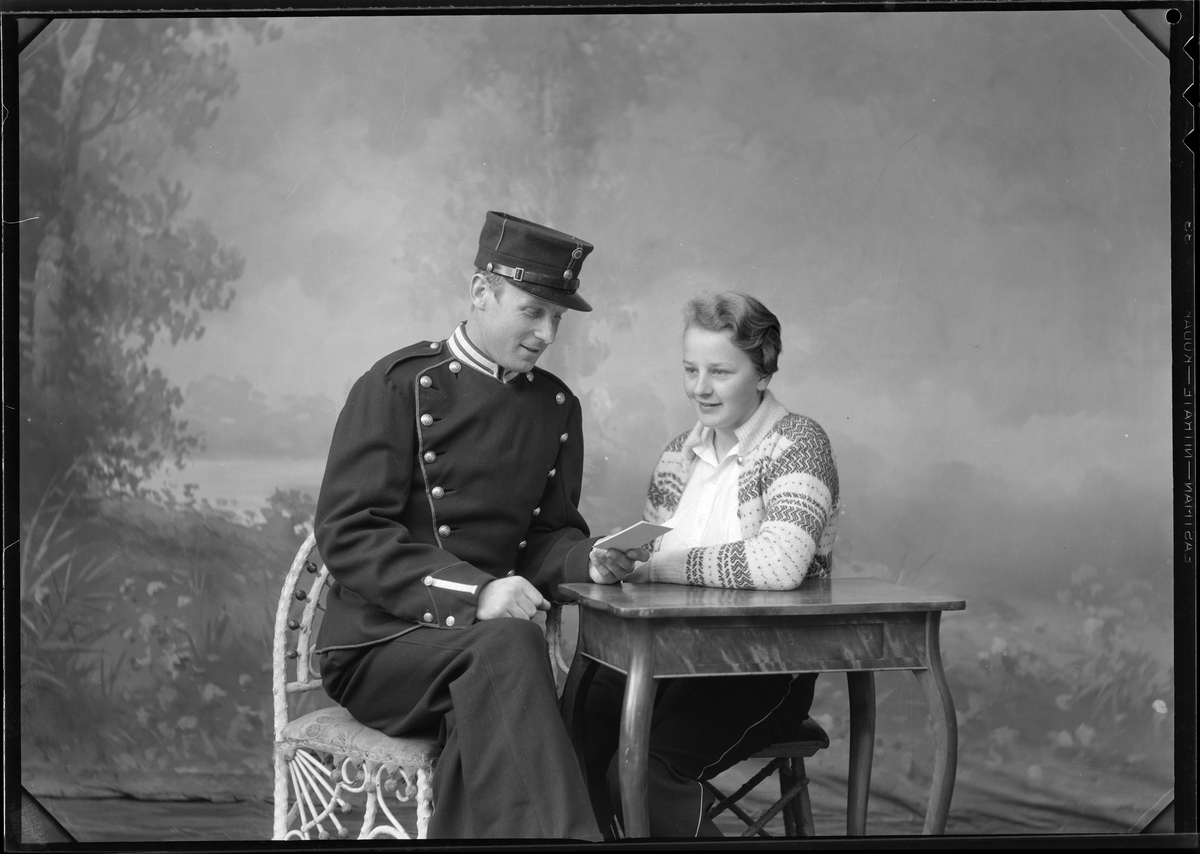 En ung kvinne/jente og en mann i uniform