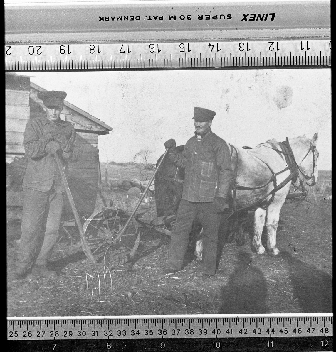 Jordbruksarbeidere på farm i Nord Dakota ca. 1901. Til høgre Hans Røise som arbeidet på en farm. Kom senere til Norge igjen.
