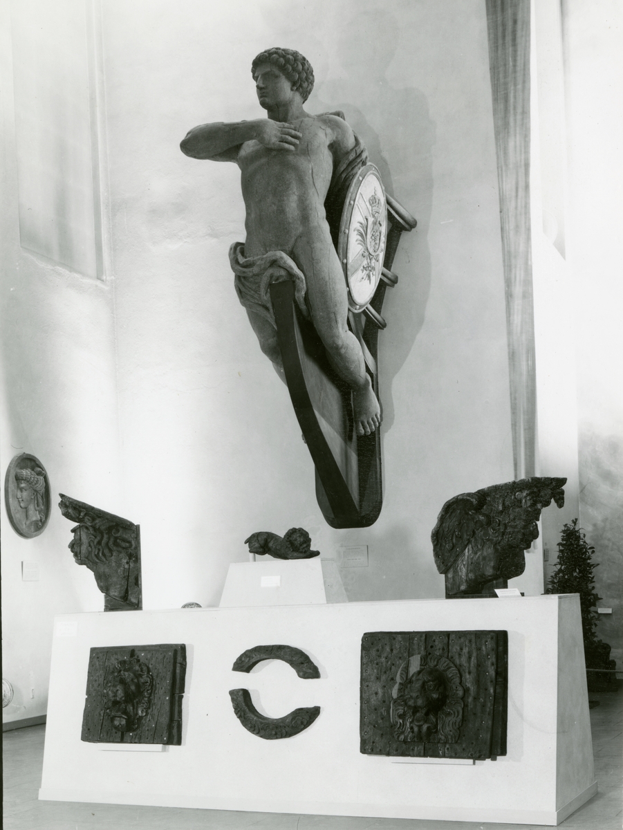 Utställningen "Sjöfynd från linjeskeppet Wasa" i Minneshallen 1959. Ornament av ek. på väggen galjonsfiguren från linjeskeppet DYGDEN.