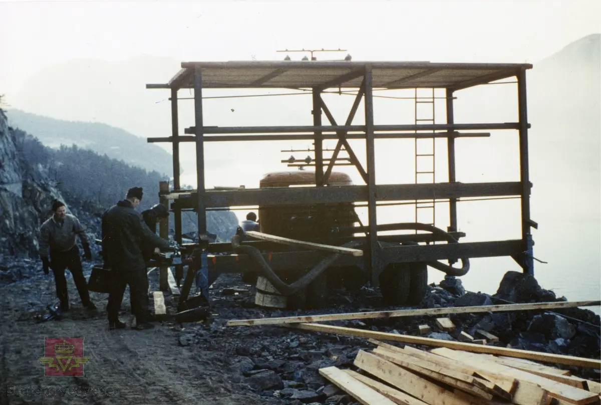 Tunnelrigg montert på lastebil. Arbeidsplattform i to høgder. 
Ryfylkevegen 1963-1964.