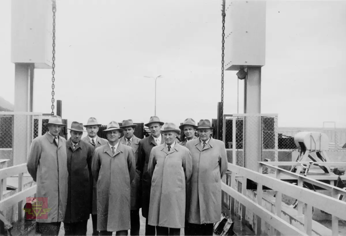 Vegnemnda på Vanvikan i Leksvik  10. juni 1958. 
9 menn i gruppe foran ferjekaibrua.