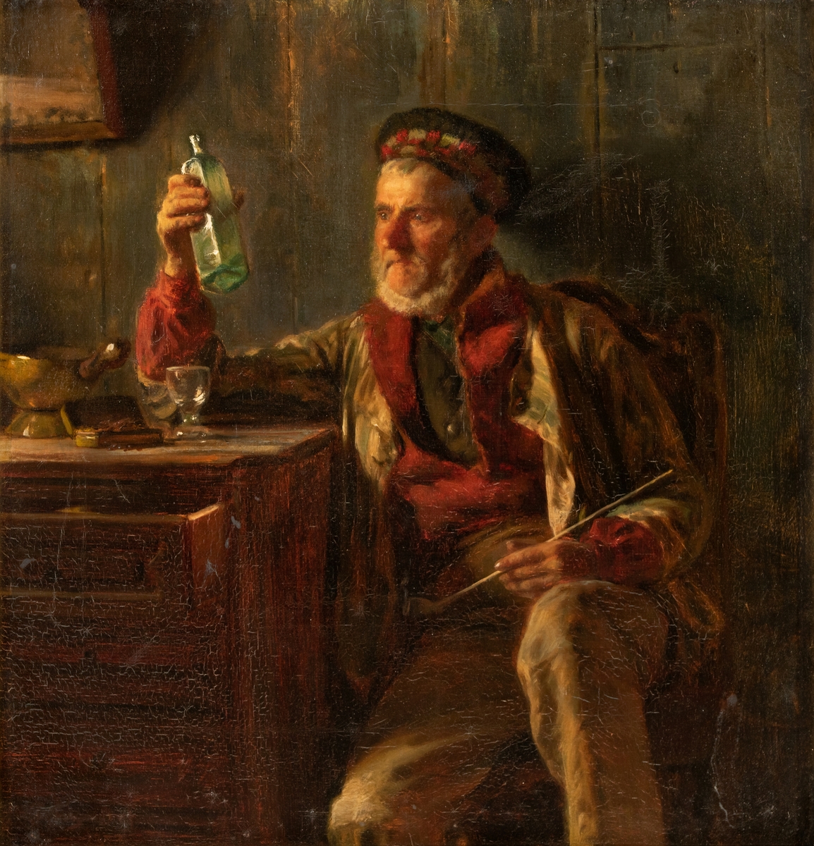 I ett rum bredvid en byrå sitter en gammal sjöman i röd blus; håller en brännvinsflaska i höger hand och i vänster hand en lång kritpipa; till vänster på byrån ett glas, en dosa med mera