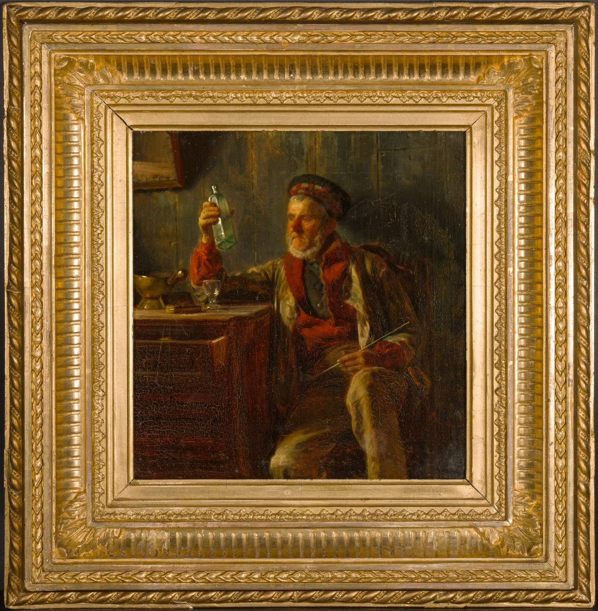 I ett rum bredvid en byrå sitter en gammal sjöman i röd blus; håller en brännvinsflaska i höger hand och i vänster hand en lång kritpipa; till vänster på byrån ett glas, en dosa med mera