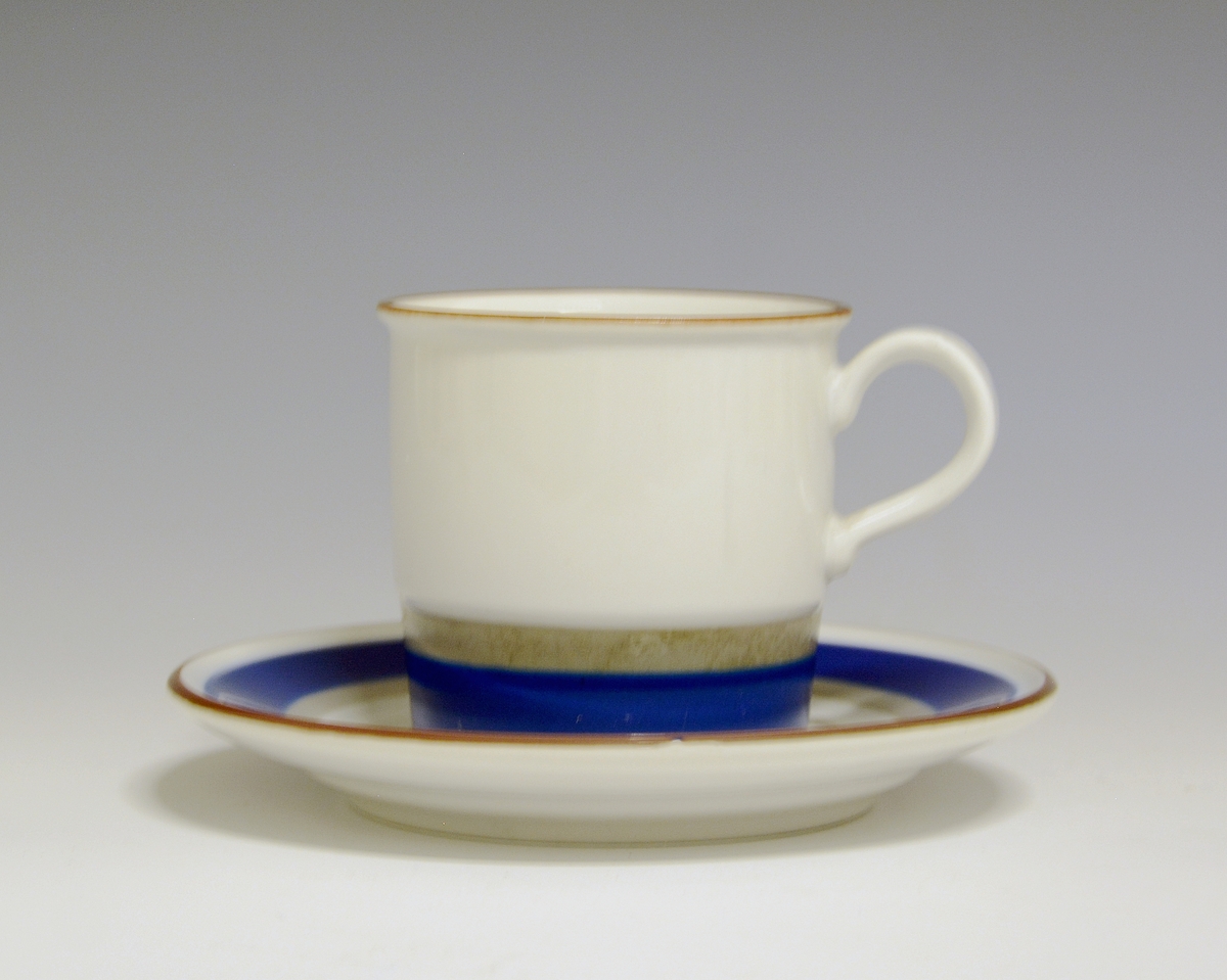 Skål til kaffekopp, "Eystein". Design Eystein Sandnes. Lansert i 1970.
Modell: 444/3, Eystein 2440
Dekor: 80045, Saga