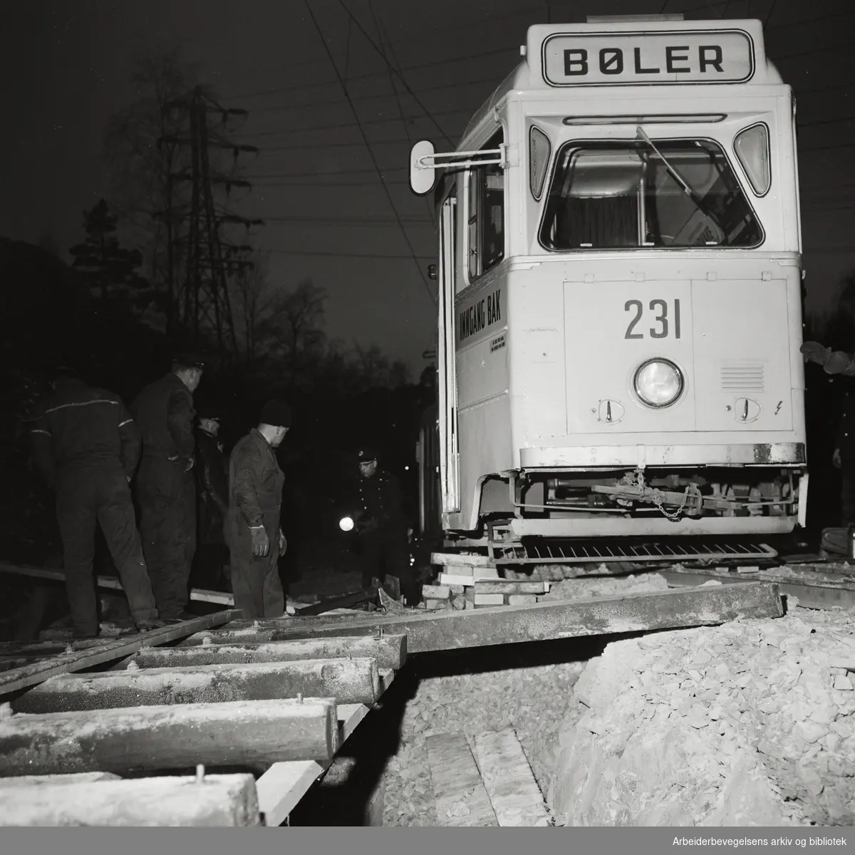 "To meter fra grøfta". Bølertrikken kjørte av sporet ved Høyenhall. 16 November 1965