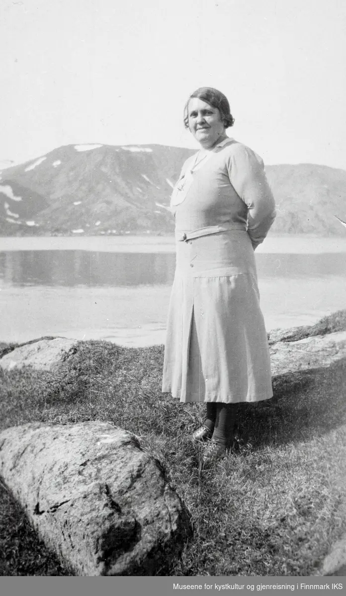Honningsvåg. Inga Jensen på Klubben. Omkring 1932/33.
