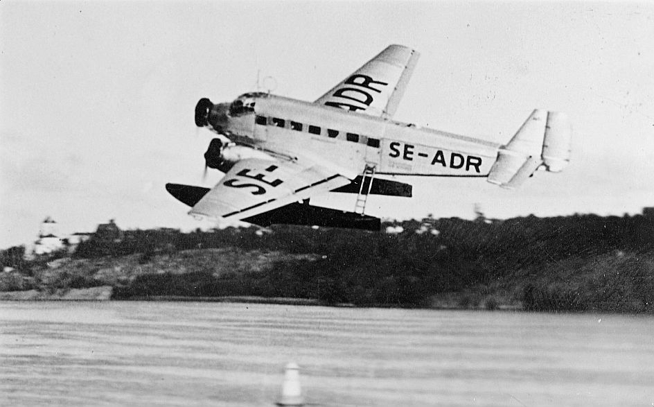 Postflygplan ABA:s "SE-ADR" , typ Junkers,  på linjen Stockholm - Helsingfors, startar från Lindarängen i Stockholm.