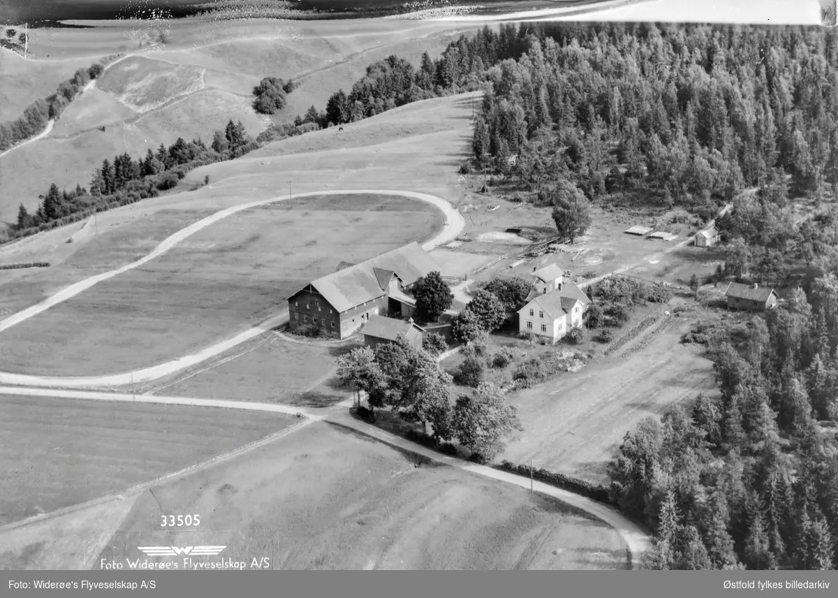 Skråfoto av gården Ødegård i Rakkestad, 22. juli 1951.