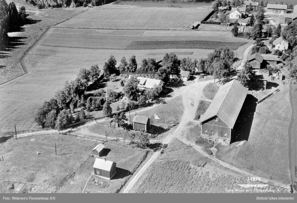 Skråfoto av gården Haugsten i Rakkestad, juli 1951.