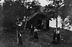 Seks personer, fire kvinner og to menn, ved hytta "Knutheim"