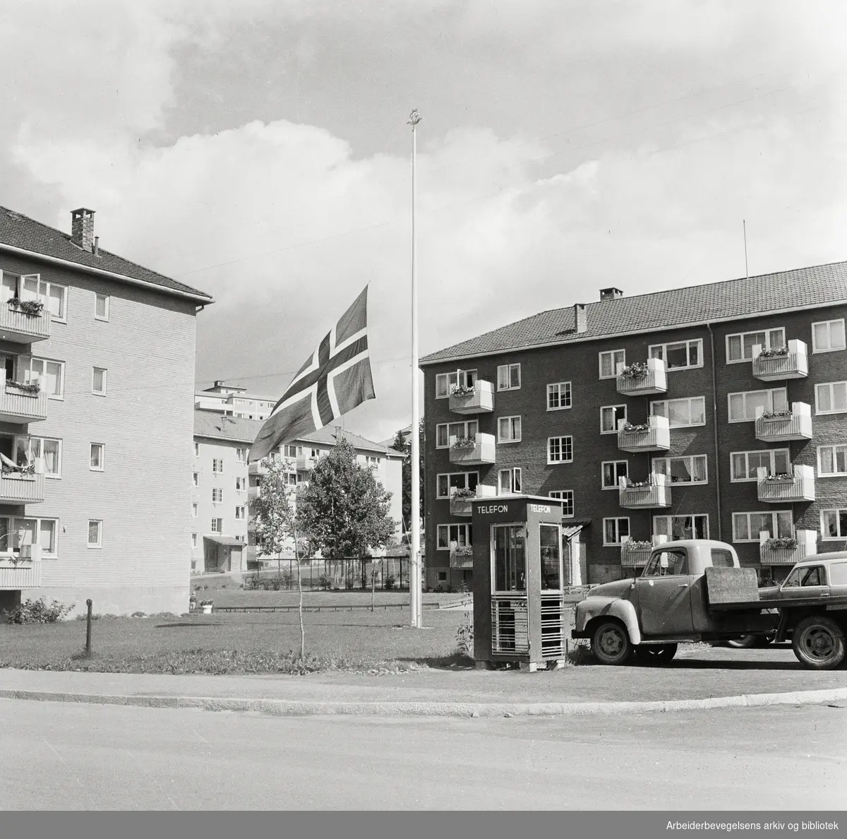 Fire personer døde og 17 på sykehus etter trikkebrann på Strømsveien, 3 august 1958. Flagget på halv stang i Håkon Tveters vei på Oppsal, hvor tre av de omkomne bodde.