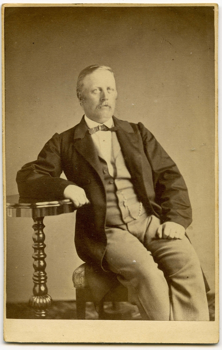 Porträtt på Sten Charles Emil Hjalmar von Heland.  Fotot från år 1865