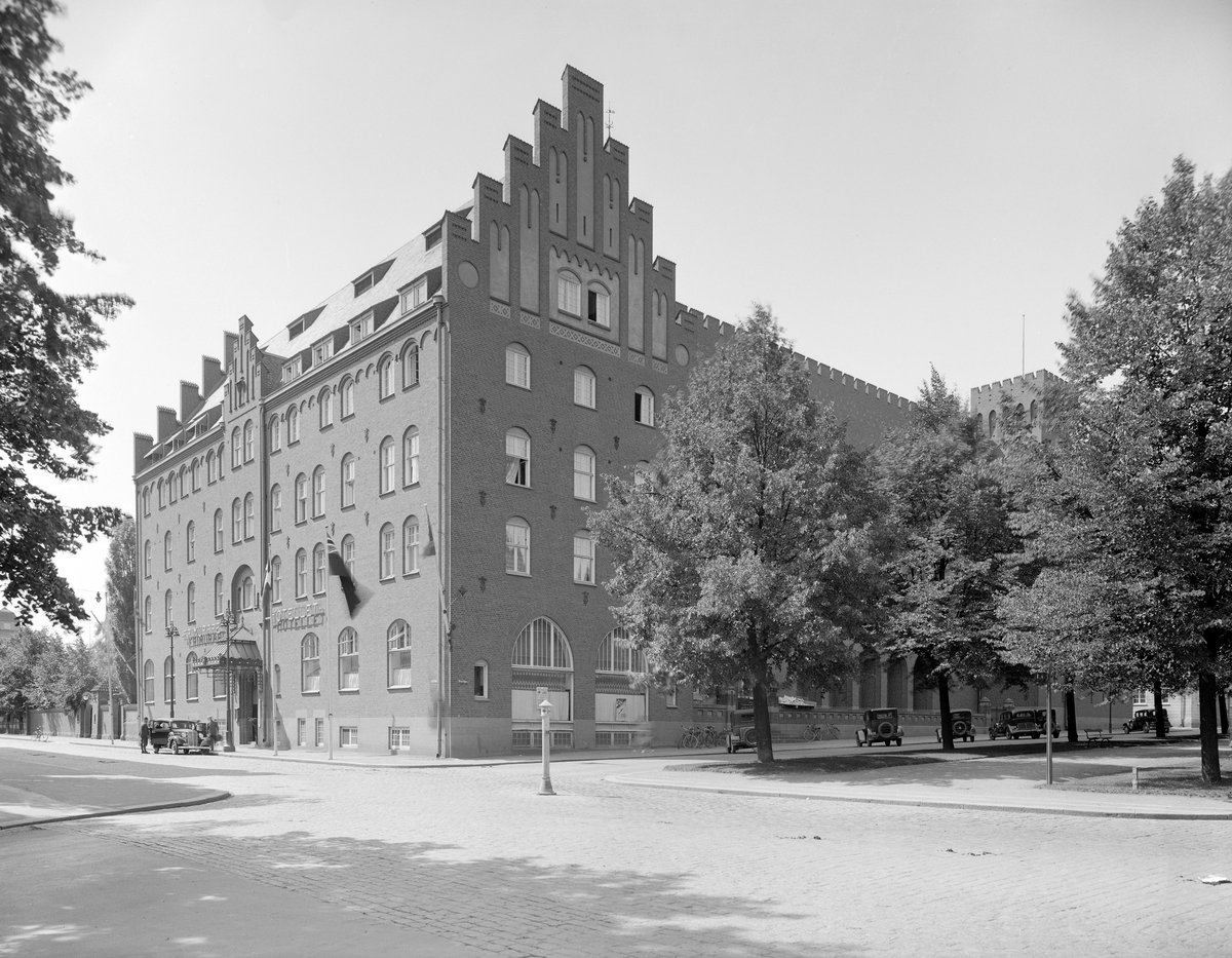 Frimurarehotellet i Linköping uppfördes 1910-12. För ritningarna stod domkyrkoarkitekten i Lund, Theodor Wåhlin, som lät lyfta fram gotikens formspråk i spetsbågiga arkader, trappstensgavlar med blinderingar och ett torn med krenelerat krön.