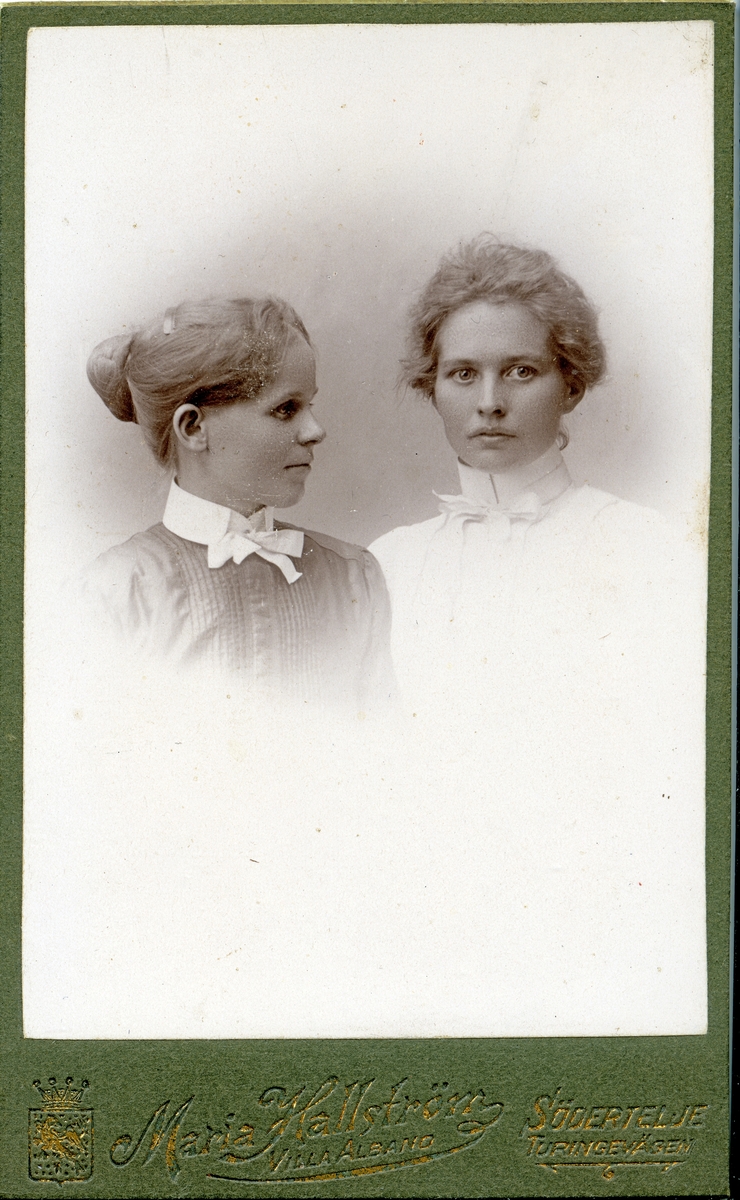 Okända unga damer fotograferade av Maria Hallström, Södertälje.