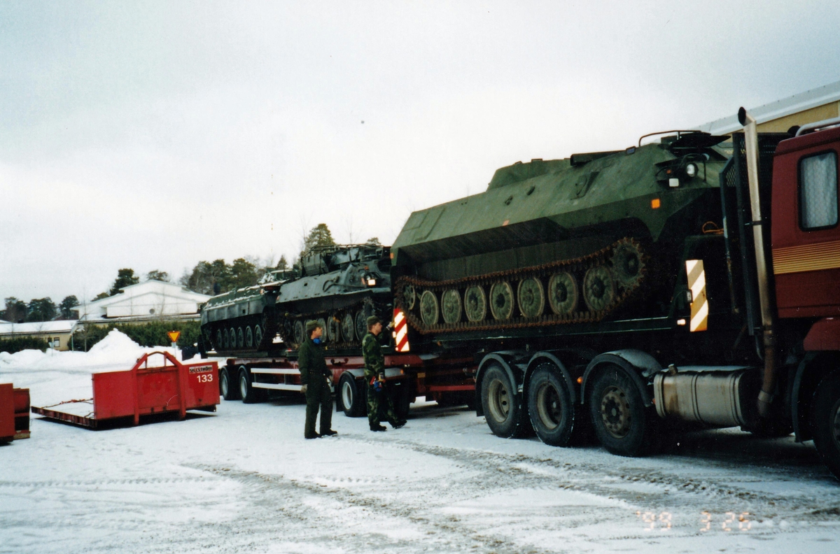 Lastfall 10. Provlastning av Pbv 4020A på civilt maskinrullflak 2,60 m vid ATS i Östersund 1999-03-25.