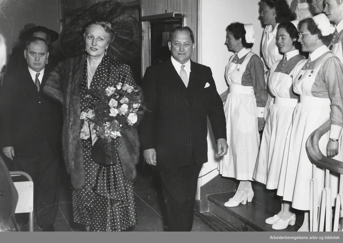 Fra innvielsen av det svenske barnesykehuset i Bergen, 31. Mai 1950. Fra venstre: Rådmann Stentvedt, kronprinsesse Märtha og ordfører i Bergen, Nils Handal.