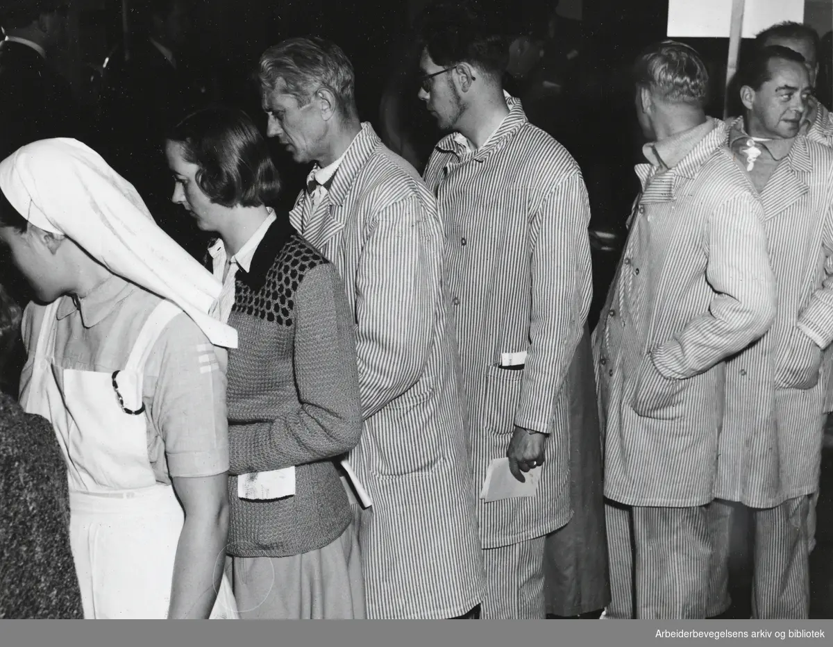 Ansatte og pasienter på Ullevål sykehus avgir sine stemmer på valgdagen (8. Oktober) under kommunevalget 1951