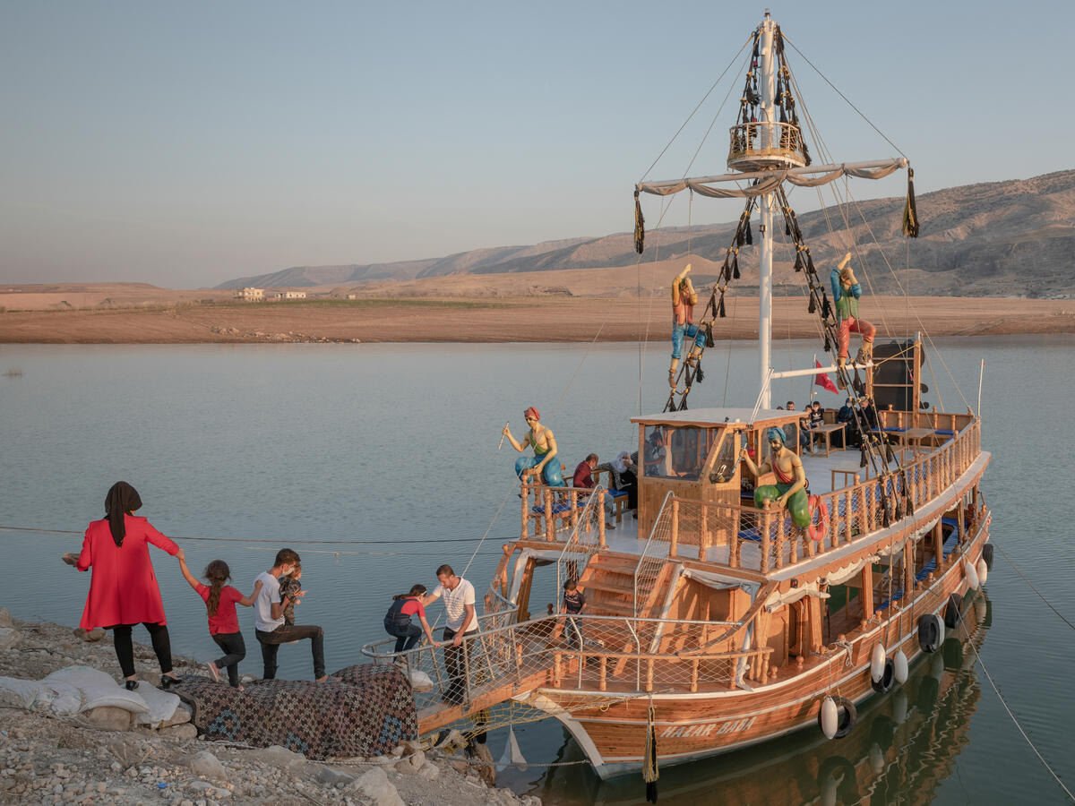 En gruppe mennesker går ombord i en båt.
