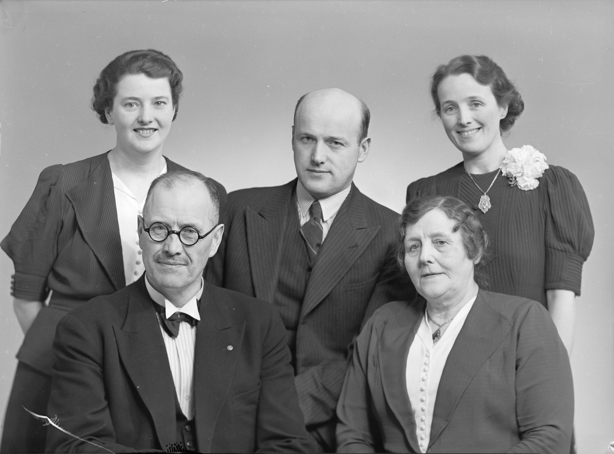 Familieportrett av fotograf Alf Schrøder m. familie.