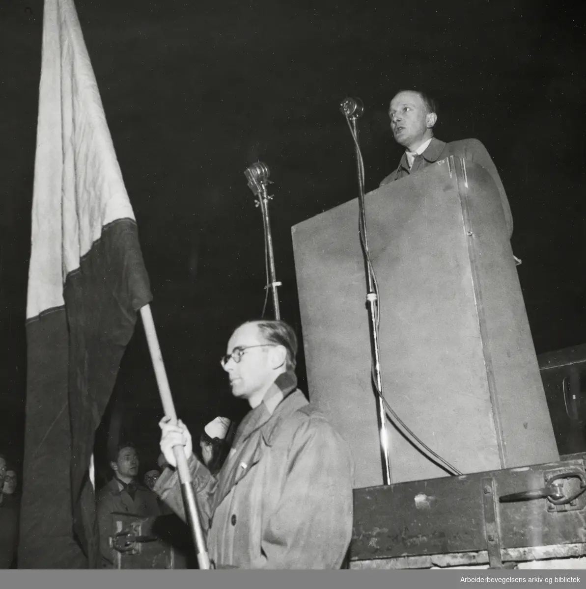 Store demonstrasjoner i Oslos gater etter kommunistenes statskupp i Tsjekkoslovakia. Det Norske Studentersamfund arrangerte folkemøte på Fridtjof Nansens plass. Mars 1948