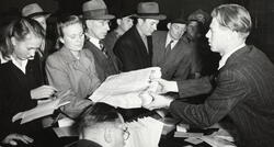 Kommunevalget 1947. Egil Larsen (til høyre) deler ut aviser 