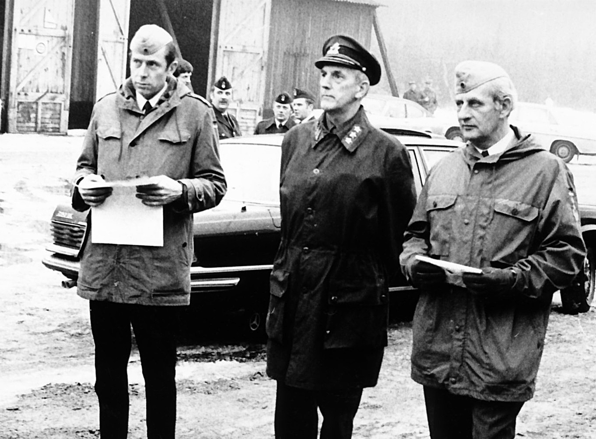 Tyskt besök 1978

Tysklands arméchef genlt H Hildebrandt besöker regementet för att studera vårt mobiliseringssystem.
Sex bilder.