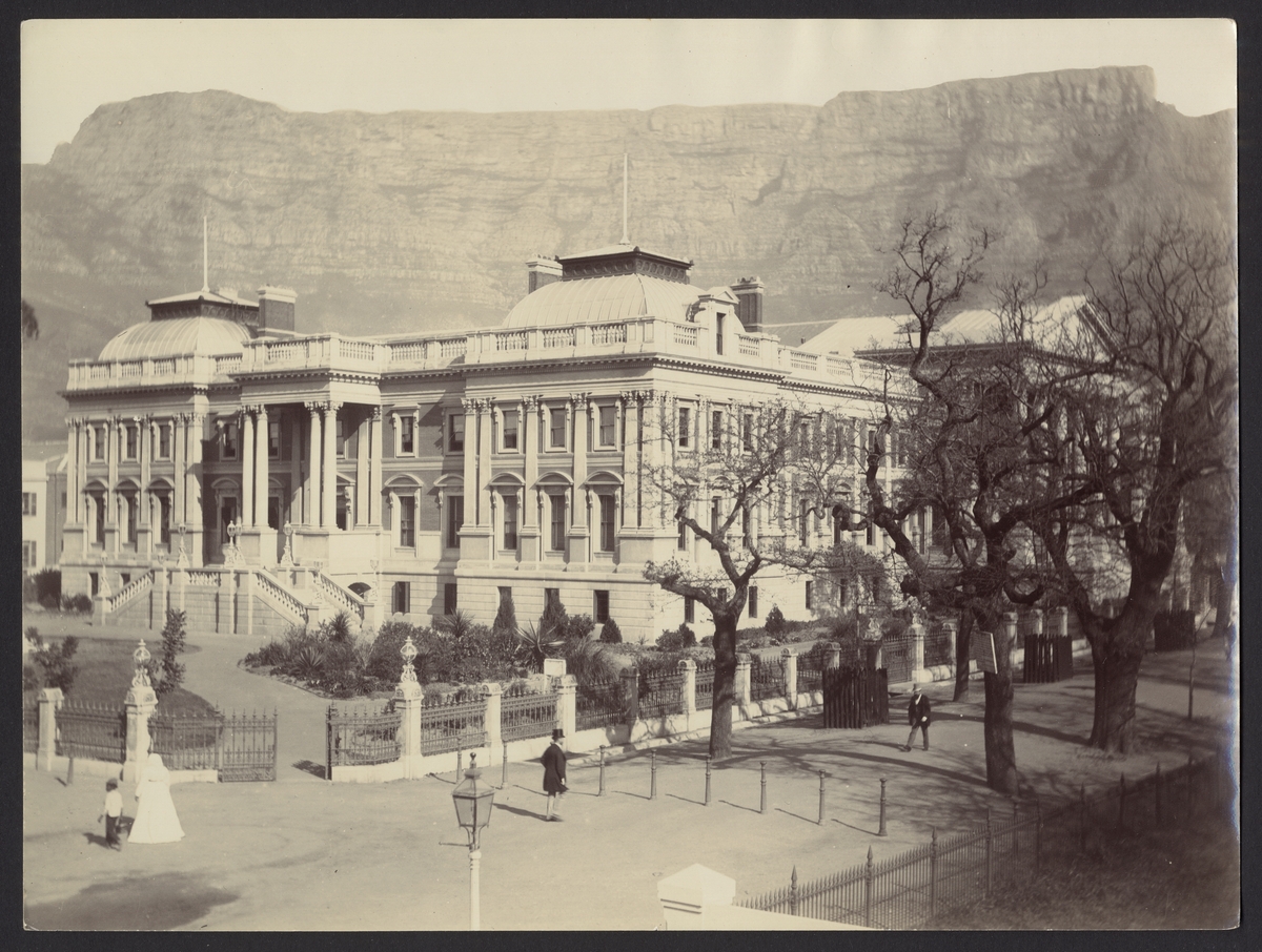 Bilden visar Houses of Parliament i Kapstaden. I bakgrunden syns Taffelberget.