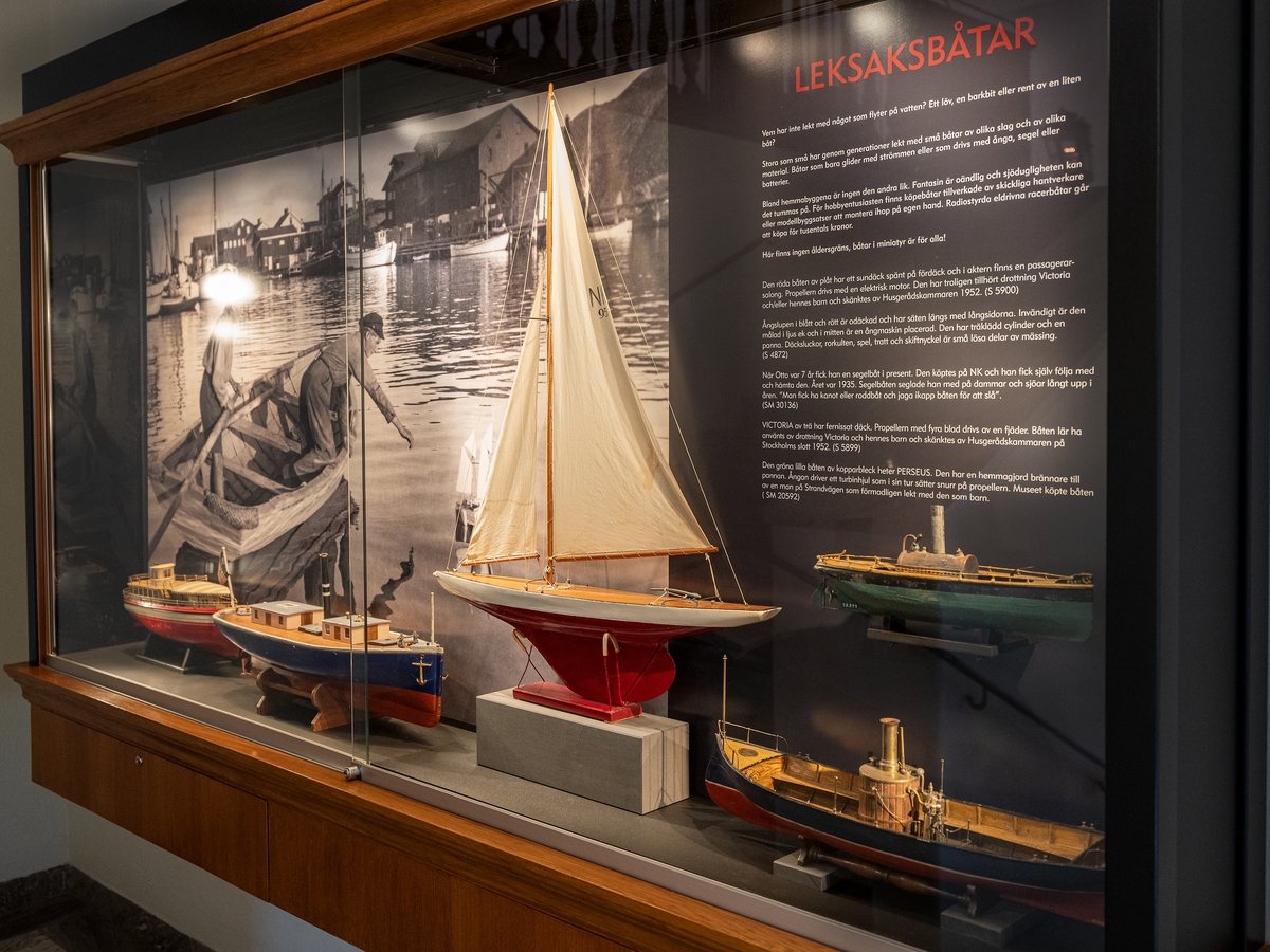 Trappmonter på Sjöhistoriska visar leksaksbåtar från museets samlingar.