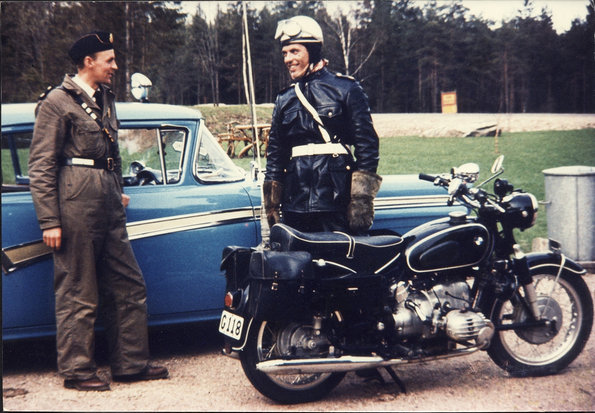 Statspolisen, Växjö 1960. Uno Bergqvist samtalar med motorcykelpolis Rutger Petersson.
