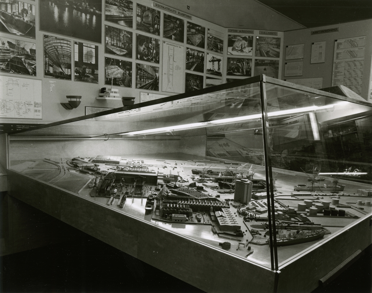 Sjöhistoriska museets permanenta utställning fotograferad 1987.  Från ritning till skrov. Verkstadsplanering, bearbetning, montage samt en varvsmodell föreställande Kockums varv.